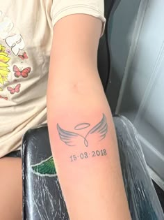 Tattoo alitas Small Thick Line Tattoo, Angel Wings Wrist Tattoo For Women, Rip Mama Tattoos, Angel Rip Tattoo, Simple Memorial Tattoos Brother, Memorial Tattoo For Grandpa, Simple Memorial Tattoos Dads, Memorial Wrist Tattoos For Women, Angel Wings Tattoo On Wrist