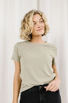 Messy Bob, Blonde Wavy Hair, Natural Wavy Hair, Shot Hair Styles, Sage Color, Short Wavy Hair, Short Bob Haircuts, Hair Shades