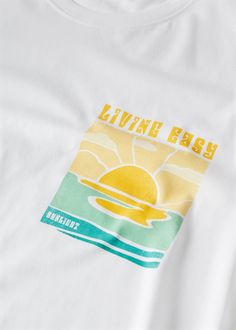 Camiseta estampada algodón - Hombre | Mango Man España Summer Slogans, Sunny D, Tshirt Design Inspiration, Shirt Design Inspiration, Retro Logos, Graphic Design Trends, Art N Craft, Mango Man, Summer Design