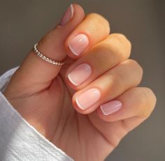 There's a new beauty trend taking over Instagram and it's absolutely stunning. Say hello to "quartz nails". Nails For Black Dress Classy, Simple Wedding Nails, Old Money Nails, Trends Nails, Tips Nails, Designer Nails, Nails For Bride, Milky Nails