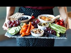 HEALTHY EATING HACKS » + printable guide - YouTube Fedtforbrændende Mad, Camping Hacks Food, Healthy Food Guide, Nutrition Articles, Healthy Food Choices, Nutrition Tips, Meals For The Week, Plant Based Recipes, Food Hacks