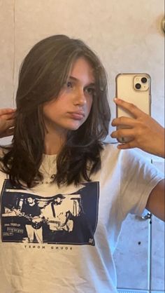 Good Haircut For Round Face, Hair Cuts Girls Medium, Haircuts Straight Hair Layered, Short Hair Inspo Brunette, Short Hair With A Lot Of Layers, Shoulder Length Hair With Face Framing Layers And Curtain Bangs, Layered Collar Bone Length Hair With Curtain Bangs, Short Haircut For Girls Teens, Cute Cuts For Medium Hair