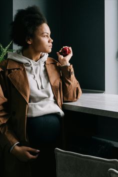 a pregnant woman looking out a window and eating an apple Nutrition Plan, Pregnancy Nutrition, Birth Plan, Proper Nutrition, Nutrition Plans, Health Check