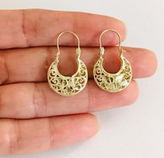 Aretes Filigrana en Oro Real de 10K . 2.5 gramos. Tamaño  27 mm de alto y 16 mm de ancho. 10K Yellow Gold Filigree hoop earrings. Real Gold. 2.5 Gr THE BEST PRICE AND QUALITY. Length: 27 Millimeters; Width: 16 Millimeters FREE GIFT BOX Basket Earrings, Filigree Hoop Earrings, Gold Basket, Earrings Real, Average Weight, Gold Filigree, Fine Jewellery Earrings, Gold Hoop, Gold Hoop Earrings