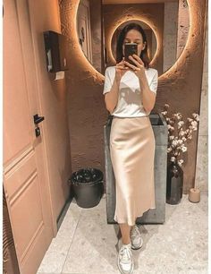 Satin Midi Skirt Work Outfit, A Line Satin Skirt Outfit, A Line Skirt Outfits Casual, Midi Skirt Outfit Date Night, Light Weight Outfits, Satin A Line Skirt, Spring Outfit Skirt, Light Skirt Outfits, How To Dress Up A Skirt