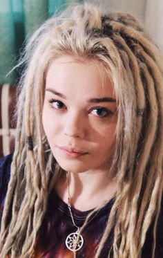 White Girl Dreads, Women With Dreadlocks, Dreadlock Rasta, Rasta Style, Blonde Dreadlocks, Blonde Dreads, Dreadlock Wig