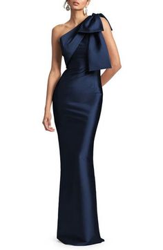 A glossy gown skims your curves in its silky drape while the one-shoulder style is embellished with a bountiful bow. The wrinkle-resistant fabric makes it ideal for out-of-town affairs. 54 1/2" center front length (size 8) Hidden side-zip closure One-shoulder neck Lined 81% polyester, 14% nylon, 5% elastane Dry clean Imported Asian Owned/Founded Mermaid Party Dress, Elegant Black Dress, Dresses Formal Elegant, Looks Party, Evening Gowns Elegant, Column Gown, فستان سهرة, Formal Party Dress, Column Dress