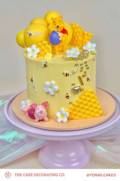 there is a cake decorated to look like winnie the pooh and piggies