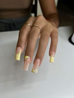 Simple Yellow Acrylic Nails, Cute Simple Yellow Nails, Nails 2023 Trends Yellow, Yellow Pastel Nails Design, Light Yellow Acrylics, Pastel Yellow Acrylics, Baby Yellow Nails Acrylic, Light Yellow Nail Designs, Pastel Yellow Toe Nails