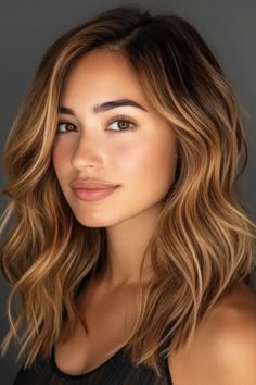 Woman with wavy, shoulder-length hair and a neutral expression against a dark background. Hair With Light Highlights, Brunette Ombre Balayage, Bold Highlights, Balayage Hair Ideas, Natural Brown Hair, Balayage Hairstyle, Warm Balayage, Brunette Ombre, Effortless Hair