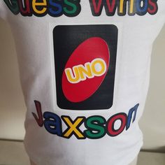 the back of a person's t - shirt with an uno logo on it