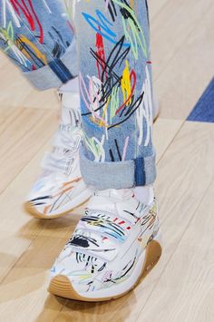 Denim Art, Painted Clothes, Jeans Diy, Fashion Details, White Sneakers, Colorful Fashion, Diy Fashion