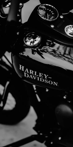 the handlebars and gauges of a harley davidson motorcycle