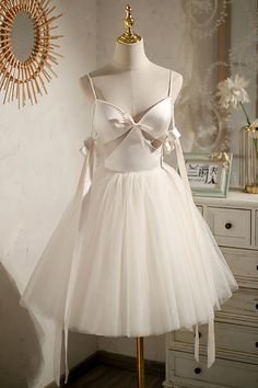 Estrella | Champagne Spaghetti Straps V-Neck Tulle Short Homecoming Dress with Bow Hoco Dress Short, Beige Prom Dresses, Tulle Party Dress, Tulle Homecoming Dress, Dresses 2022, Spaghetti Strap Prom Dress, 파티 드레스, Short Homecoming Dress, Custom Size Dresses