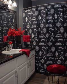 Gothic Bathroom Ideas, Casa Rock, Goth Bathroom, Dark Maximalism, Gothic Decor Bedroom, Black Hooks, Dark Fall, Dark Home Decor