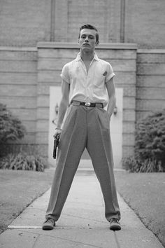 Vintage man is about to have an altercation. But with whom? 50s Style Men, 1950s Fashion Menswear, 50s Mens Fashion, Greaser Style, 1940s Mens Fashion, 1950s Mens Fashion, Look 80s, Vintage Outfits Men, Don Pedro