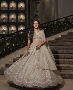 Indian Bridal Reception Outfit, Reception Outfit Ideas, Bridal Reception Outfit, Lehenga For Reception, Reception Dress Ideas, Lehenga For Engagement, Brides Indian, Party Dress Ideas, Wedding Reception Dresses