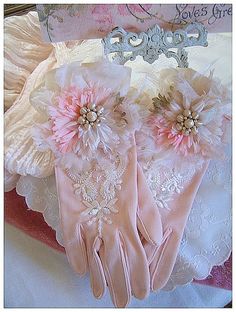 Luvas com desenho dordado de vidrilhos, pérolas e strass! #ldicristais www.ldicristais.com.br Ladies Gloves, Glove Compartment, Pink Gloves, Lace Crafts, Fashion Gloves, Vintage Gloves, Lace Doily, Wedding Gloves, Shabby Chic Crafts