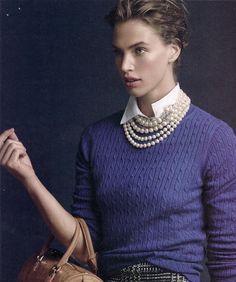 Put your pearls on girls. Ladies Streetwear, Streetwear Chic, Queer Fashion, Casual Luxury, Blue Sweater, Work Attire, Preppy Outfits