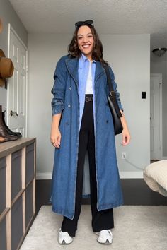 Demin Trench Coat Outfit, Full Denim Look, Trench Coat Jeans Outfit, Denim Long Jacket Outfit, Jean Coat Style Women, Denim Duster Outfits