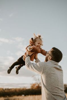 Natural Family Photos, Fall Family Photoshoot Ideas, Family Photoshoot Outdoor, Toddler Family Photos, Family Of 3 Photoshoot, Family Photography Ideas, Outdoor Family Photoshoot, Family Photoshoot Ideas, Family Potrait