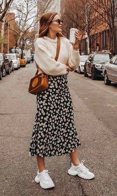 Rok Outfit, Knitting Fashion, Tennis Outfit Women, Outfit Chic, Sneakers Looks, Skirt And Sneakers, Modest Clothing, Autumn Fashion Casual, Winter Trends