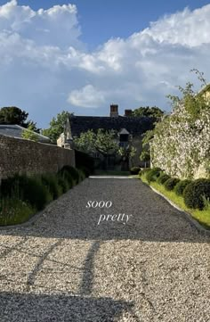 an empty driveway with the words sooo pretti written on it