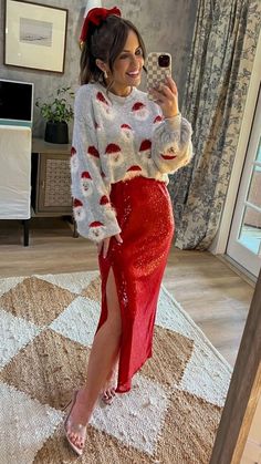 Xmas Style Outfit, Holiday Best Outfits, Ugly Christmas Sweaters Women, Best Christmas Outfits For Women, Christmas Do Outfit Women, Christmas Outfit Ideas For Pregnant Women, White And Red Christmas Outfit, Christmas Outfit Ideas For Women 2024, Christmas Party Pants Outfit