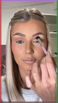 Eye Glitter Tutorial Simple Glitter Eye Makeup Natural, How To Use Glitter Eyeshadow, Easy Glitter Makeup, Shimmer Eyeshadow Tutorial, Life Hacks For Girls, Glitter Eyeshadow Tutorial, Hacks For Girls, Gold Glitter Eyeshadow, Quick Makeup Routine