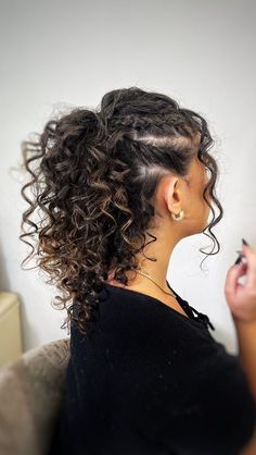 Event Hairstyles Curly Hair, Curly Wedding Hairstyles Naturally, Curly Updo With Braid, Curly Hair Up Do Wedding, Curly Hair Hairstyles For Wedding, Curly Hair Elegant Styles, Short Curly Hairstyles Updo, Natural Curly Updo, Peinados Curly Hair