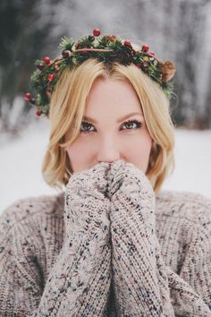 Create a festive look with knits and a foral or pine crown Winter Portraits, Rustic Winter Wedding, Diy Flower Crown, Winter Photoshoot, Foto Tips, Winter Hair, Coron, Winter Flowers, Shooting Photo