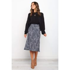 The midi length pencil skirt is an absolute staple in any girl's wardrobe! With a sleek silhouette and lightweight fabric, it's easy to wear and can be dressed up or down for any occasion. The high waisted design ensures that you'll always look effortlessly chic, while the elasticised waist at the back provides added comfort. Business Casual Outfits For Work, Elegante Casual, Stylish Work Outfits, Church Outfits, Work Outfits Women, Professional Outfits, Business Casual Outfits, Work Attire, Office Outfits