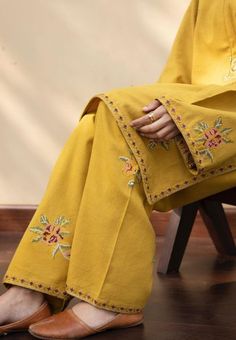 Shalwar Embroidery Designs, Pashmina Suits Embroidery, Winter Dress Designs Pakistani 2022, Winter Suits Designs For Women Indian, Winter Salwar Suit For Women, Kashmiri Pheran Designs, Pashmina Suits Design, Winter Suits Design For Women