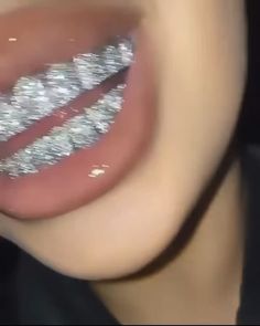 Grillz On Women, Grillz Wallpaper, Girls With Grills, Teeth Aesthetic, Pretty Teeth, Grillz Teeth, Diamond Grillz, Diamond Teeth, Destroy Lonely