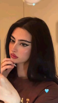 Arab Girl Makeup, Arab Makeup Looks, Arabic Makeup Looks, Saudi Makeup, Arab Makeup, Different Eyeliner Styles, Middle Eastern Makeup, Sunkissed Makeup, Arabic Makeup