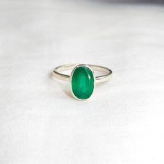 Bague simple, bague en onyx vert naturel, bague en argent sterling 925, bague en onyx vert solitaire, bague tendance, bague taille ovale, bague à usage quotidien, Description du produit * Pureté : 925 poinçonnés Pierres précieuses 100 % naturelles Pierre précieuse : onyx vert Matériau : argent ❀ Quantité : 1 pièce C'est un cadeau parfait pour une maman, ses filles, ses sœurs, sa femme, ses demoiselles d'honneur, ses petites amies, votre meilleure amie et vous-même. Il est fait main avec amour pour toutes les occasions, comme un mariage, un anniversaire, un anniversaire, la fête des mères, la Saint-Valentin, Noël et le Nouvel An. AUTRES I N F O R M A T I O N * Vous ne trouvez pas les informations dont vous avez besoin ou avez besoin de conseils pour votre conception ? N'hésitez pas à nous c Oval Cut Ring, Simple Ring, Ring Oval, Onyx Ring, Green Onyx, Perfect Gift For Mom, Rings Simple, Ring Ring, Statement Ring