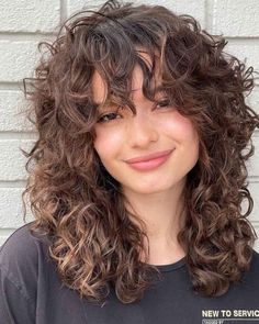 Descubra os melhores cortes e as últimas tendências com um especialista em cortes de cabelo feminino. Acesse já e confira. Medium Length Hair Styles For Square Faces, Butterfly Curly Haircut, Butterfly Haircut Curly Hair, Corte Shaggy, Hairstyle 2024, Curly Perm, Long Curly Haircuts, Cortes De Cabello, Layered Curly Hair