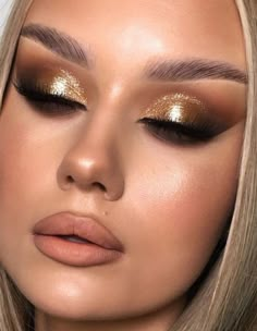 Smoky Gold Makeup, Gold Dress Makeup Look, High Glam Makeup, Make Up Dorado, Golden Smokey Eye Makeup, Gold Dress Makeup, Gold Glam Makeup, Gold Glitter Eye Makeup, New Year Makeup