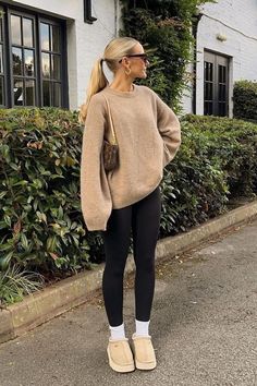 25 Cozy Black Leggings Outfits To Elevate Your Fall Style Outfits Leggins, Stile Blair Waldorf, Adrette Outfits, Modele Fitness, Fest Outfits, Looks Pinterest, Black Leggings Outfit, Cozy Fall Outfits