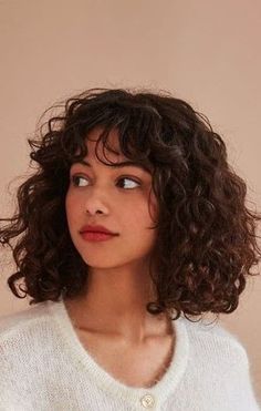 25 Short Hair with Bangs Ideas For 2023 - The Trend Spotter Curly Hair Trends, Natural Curly Hair Cuts, Curly Hair Photos, Cool Short Hairstyles, Short Curly Haircuts, Haircuts For Curly Hair, Curly Hair Inspiration, Dirty Dancing, Short Hair With Bangs