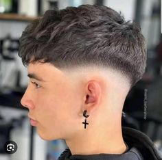 Style Undercut, Hair Types Men, Mid Fade Haircut, Fade Haircut Styles, Haircut Selfie, Short Fade Haircut, Photo Hijab, Curly Hair Fade, Mens Haircuts Short Hair