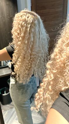 Light Colored Curly Hair, Curly Light Blonde Hair, A Lot Of Hair, Ash Blonde Hair Curly, Curly Blonde Hair Naturally, White Blonde Curly Hair Black Women, Blonde Curly Braids, Fluffy Blonde Hair, White Blonde Curly Hair