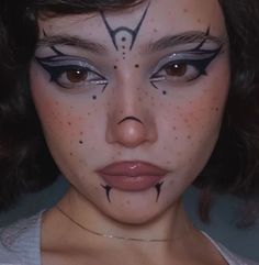 Space Makeup Futuristic Make Up, Mecha Makeup, Aliencore Makeup, Spider Eyes Makeup, Alien Eyeliner, Tiefling Makeup, Pentagram Makeup, Space Makeup Alien, Spider Makeup Looks