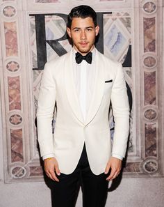 Celebrity Tuxedo Men, Second Dress For Wedding Reception Long, Black Wedding Dress Wedding, White Tuxedo Men, Walima Outfit, Ralph Lauren Tuxedo, White Tuxedo Wedding, Fashion For Men Over 40, White Tuxedo Jacket