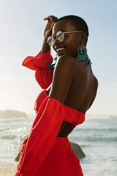 How To Be More Feminine: Make Your Femininity Shine! Woman In Red Dress, Muscle Abdominal, Woman In Red, Red Dress Women, Feminine Power