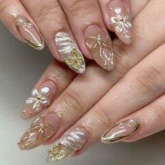 Gold Ribbon Nails, Champagne And White Nails, White With Gold Accent Nails, Short Nails Gold Design, Gold Fairy Nails, Pearl And Gold Nails, White And Gold Short Nails, Gold 3d Nails, White And Gold Nail Ideas