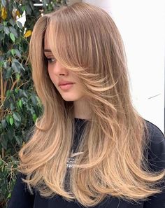 Strawberry Hair Color, Brunette With Blonde Highlights, Caramel Blonde Hair, Haircut Selfie, Blonde Lowlights, Photo Hijab, Dark Blonde Hair Color, Cute Hairstyle