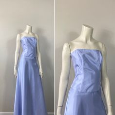 Vintage 2 Teiliges Ballkleid Kleid Set Dieses Angebot gilt für ein wunderschönes Vintage-Kleid von Michaelangelo. Dieses tolle Vintage 2-teilige Kleid verfügt über Spitze - Entbeinen - gerader Ausschnitt - keine Ärmel oder Träger - Reißverschluss hinten - Verkaufspreis $ 57 Rock - seitlicher Reißverschluss - seitliche Lasche - A-Linie - Verkaufspreis $ 79 - neu mit Tags Deadstock - 100% Acetattaft - Polyesterfutter Größe: 4 Top 6 Rock modern Small Maße: Brustumfang: 86 cm Länge: 13,5 Taille: 66 Periwinkle Prom Dress, Pastel Blue Dress, Pastel Lavender, Strapless Prom Dress, Gown Skirt, Ball Gown Skirt, Straight Neckline, Periwinkle Blue, Ball Gown Dresses