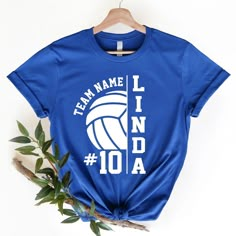 a t - shirt that says team name india on it