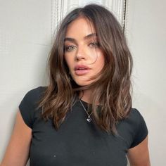 Cortes estilo ‘Curve’ que tu cabello necesita probar | Es la Moda Bob Haircuts For Women Dark Hair, Layered Bob Hairstyles Dark Hair, Lucy Hale Mid Length Hair, Should Length Shag Hair, Lob With Round Face, Medium Length Bob Thick Hair, Haircuts After Breakup, C Shape Haircut Medium, Light Brown Shaggy Hair